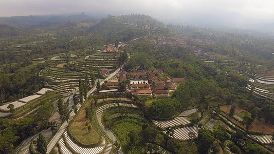 山区有农田的热带地貌和热带地貌农业鸟瞰图场景乡村爬坡绿色农场场地农村风景图片