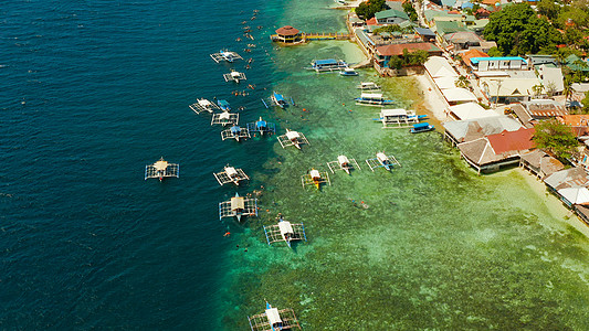 在菲律宾莫尔博尔岛珊瑚礁的游客潜游乐趣旅游假期墨宝旅行闲暇潜水呼吸管景观珊瑚图片