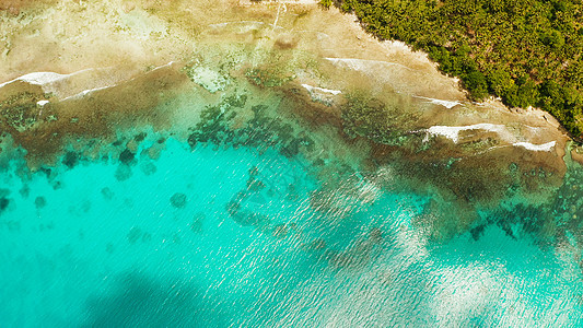 环礁湖中透明的蓝色海水鸟瞰图热带支撑海浪假期珊瑚礁海洋环礁景观海景图片