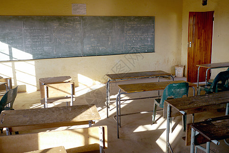 非洲学校的教室贫乏教育贫困桌子椅子图片