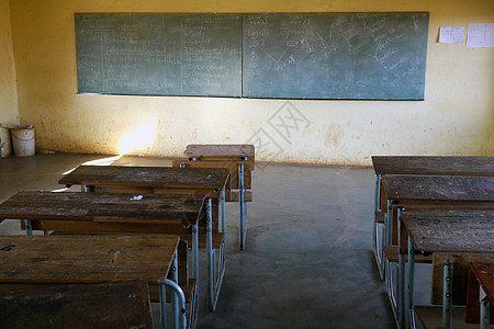 非洲学校的教室贫乏椅子桌子贫困教育图片
