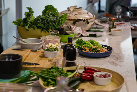 一个厨房 在房间的中央放着一张餐桌 餐桌上摆满了做饭的食材烹饪草本植物食谱美食家庭食品职业食物盘子桌子图片