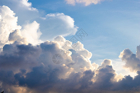 雨季阴暗的云彩天色照亮黄色橙子乌云日出蓝色太阳多云天空旅行地平线图片