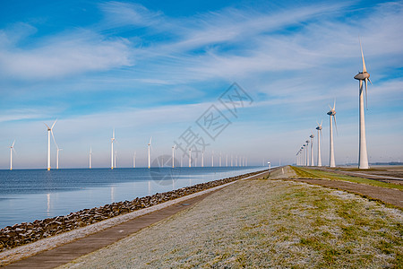 外海风车公园 有暴云和蓝天 还有海洋中的风车公园农场场地生态天空蓝色环境植物涡轮机涡轮力量图片