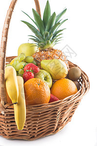 白底在篮子里新鲜水果的白色背景图片