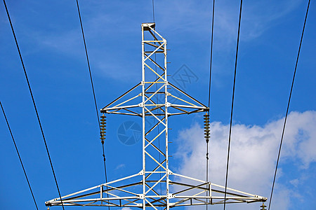 电线杆和有白云和蓝色天空的电缆图片