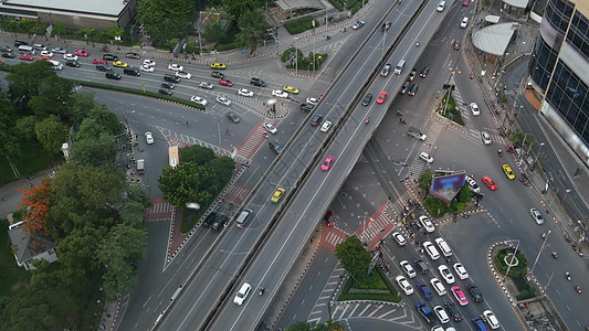 街上十字路口的交通 从上方行驶在泰国曼谷市中心街道十字路口的现代汽车和摩托车大街旅行大都市中心街道路线车辆驾驶市中心水平图片