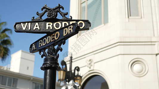 世界著名的Rodeo车道标志 十字街牌 比佛利山交叉路口 美国加利福尼亚州洛杉矶旅游 富豪生活消费主义 奢华品牌和高档商店概念 图片