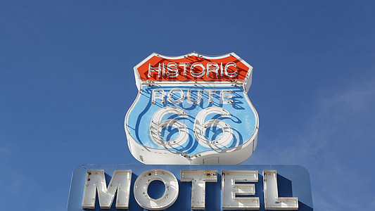历史悠久的 66 号公路著名旅游目的地上的汽车旅馆复古标志 美国公路旅行的复古象征 亚利桑那沙漠的标志性住宿招牌 老式的霓虹灯标图片