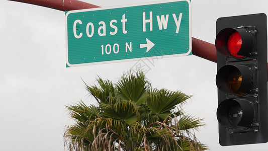 太平洋海岸公路 历史悠久的 101 号公路路标 美国加利福尼亚州的旅游胜地 十字路口路标上的字样 夏季沿着海洋旅行的象征 全美风图片