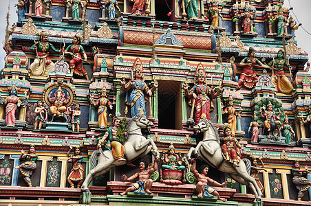 具有雕塑和装饰品的神庙外墙外有多彩高贵的神殿 东兴都印度寺庙外观图片