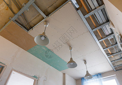 新大楼内一个房间内部的两层石膏板天花板屋顶未完成图片