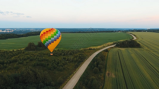 天空中的热气球在田野上天线闲暇蓝色篮子旅行乐趣航空运输飞艇航班图片