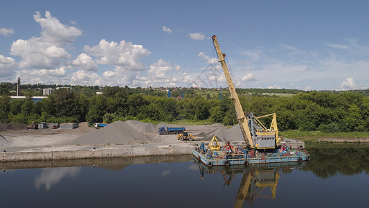 驳船上的河起重机挖土机港口贸易血管货运码头船运货物工业运输图片