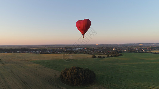 热空气气球在天空中塑造心脏运输鸟瞰图闲暇乐趣假期冒险篮子自由旅行气体图片