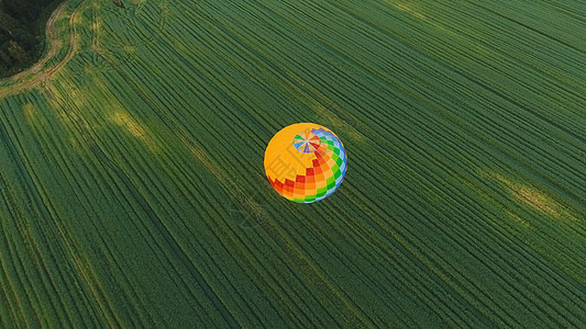 天空中的热气球在田野上篮子航班飞艇旅行航空乐趣蓝色闲暇运输天线图片