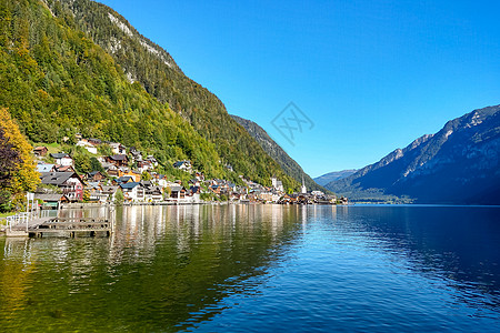 秋天在奥地利哈斯塔特(Hallstat)的Picturesque山湖图片