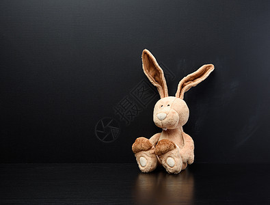 黑粉笔学校黑板上的玩具兔子图片
