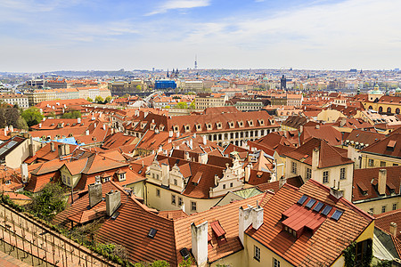 红色屋顶由自然瓷砖制成 最高视图白色旅游游客款式蓝色房子文化酒店堡垒城市图片