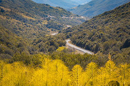 高加索绿山的风景 装饰玻璃的玻璃图片