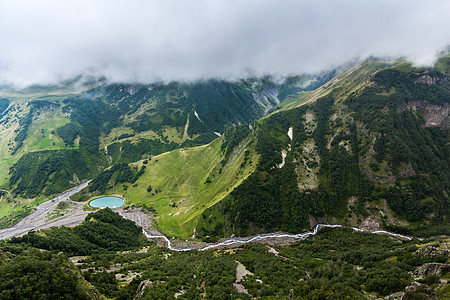 美丽的山地风景 在山谷的黎明与湖阳光草地生态日落蓝色旅游山脉天空爬坡岩石图片