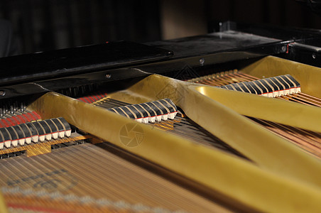 在大钢琴里面 近距离的看到锤子和钢琴里弦图片