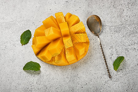 新鲜熟熟切芒果在桌上绿色叶子营养灰色甜点高角度饮食黄色尺寸薄荷图片