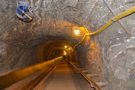 地下隧道的楼梯内有一个盐矿 有灯笼和通风背景