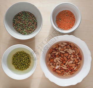混合豆 扁豆和豌豆美食豆子营养食物青豆绿色木头红色豆类杂豆图片