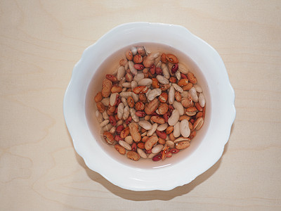将大豆混合在碗里食物豆子蔬菜美食红色杂豆青豆营养豆类木头图片
