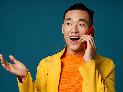 快乐的男子用手牵着手 在电话上交谈 蓝背景韩文外表图片