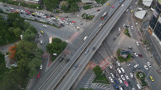 街上十字路口的交通 从上方行驶在泰国曼谷市中心街道十字路口的现代汽车和摩托车大街大都市旅行路线运输路口市中心城市沥青汽车图片