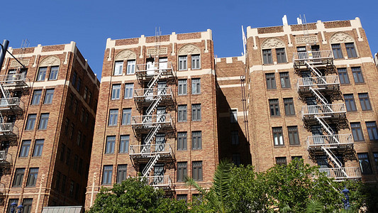 美国圣地亚哥市住宅砖砌建筑外的消防梯 典型的纽约风格紧急出口 用于安全疏散 经典复古房屋外观作为房地产的象征单位房主建筑学开发城图片