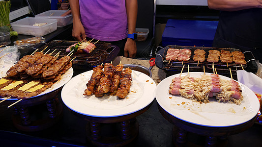 泰国传统的亚洲夜间街头食品市场 烧烤肉丸和其他奇异的美味快餐 准备吃东西了 吃的好 好的厨房柜台炙烤海鲜娱乐美食猪肉煤炭街道食物图片