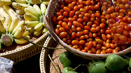 乡村摊位上的水果和蔬菜 市场上质朴的东方摊位上摆放着各种新鲜成熟的水果和蔬菜 青芒果 西红柿和黄色香蕉图片