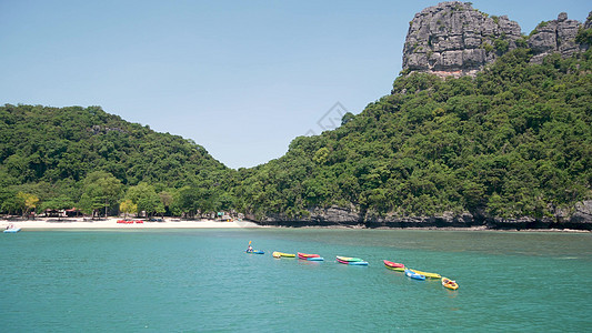 靠近旅游胜地苏梅岛天堂热带度假胜地的安通国家海洋公园海洋中的岛屿 田园诗般的绿松石海自然背景与复制空间 皮划艇和创辉运动独木舟图片