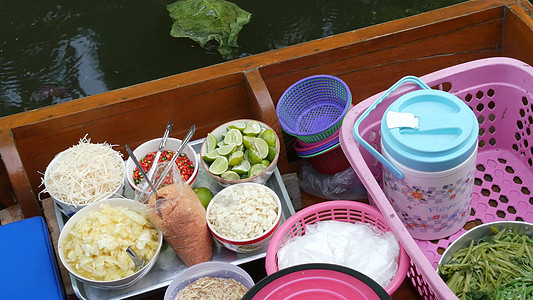 标志性的亚洲 Lat Mayom 水上市场 Khlong 河运河 长尾船和一碗传统泰国美食街头食品 出售木制独木舟的暹罗辛辣街头图片