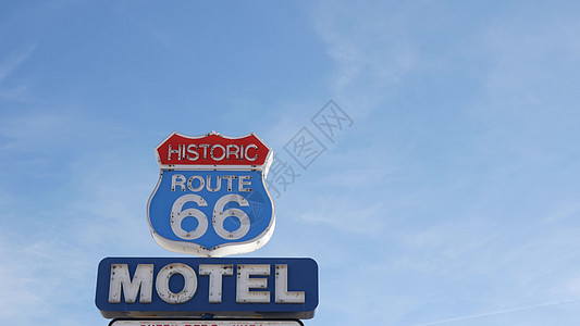 历史悠久的 66 号公路著名旅游目的地上的汽车旅馆复古标志 美国公路旅行的复古象征 亚利桑那沙漠的标志性住宿招牌 老式的霓虹灯标图片