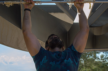 穿短袖T恤运动的强健建筑工力量身体乐趣男人竞争健美操肌肉训练运动装专注图片