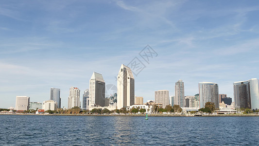 大都市城市天际线 市中心的高层摩天大楼 美国加利福尼亚州圣地亚哥湾 太平洋港口附近的海滨建筑 从船 航海公共交通工具到科罗纳多的图片