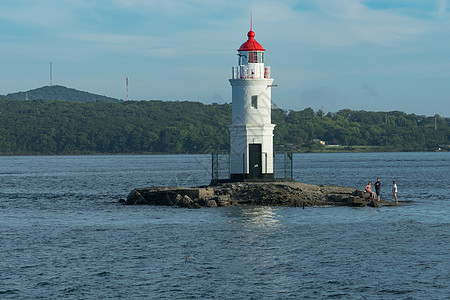 海景与灯塔对海洋的视线小岛边缘旅行导航天空支撑地标波浪岩石海岸线图片