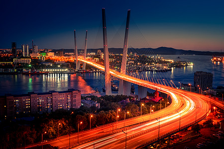 在蓝色时钟俯视金桥的城市景色 明亮的光辉照耀着夜晚的城市图片