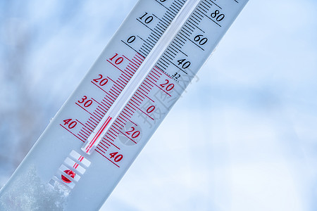 冬天 温度计躺在雪地上 显示出负温度 冬季恶劣气候条件下空气和环境温度低的气象条件 冬季结冰冰川温度磨砂摄氏度低温数字仪表冻结工图片