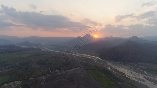 日落时山景 菲律宾皮纳图博图片