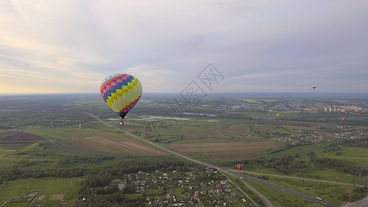 天空中的热气球在田野上飞艇闲暇蓝色篮子航班运输旅行乐趣航空天线图片