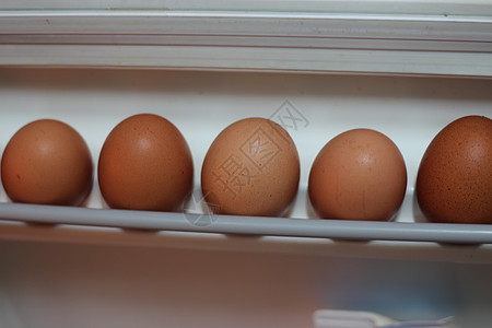 在冰箱门冰箱的柜子上 鸡蛋在煎蛋布中的鸡蛋图片