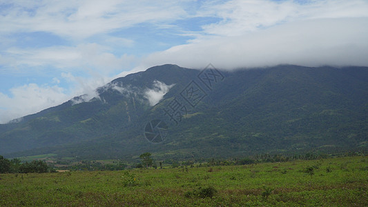 菲律宾山区山谷和农地的林地地区顶峰鸟瞰图爬坡道天空悬崖旅行风景场景图片