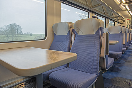 内地空的 坐有座位的通车客运列车景观窗户桌子铁路地毯旅行椅子头枕行李架走道图片