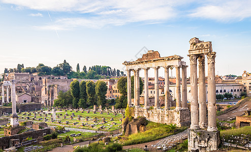 在意大利罗马罗马古罗马建筑上 以蓝色的天空照亮了日出光芒古董圆顶地标历史首都废墟柱子太阳体育馆景观图片