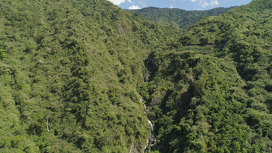 山上的瀑布流动绿色环境热带溪流叶子森林风景图片